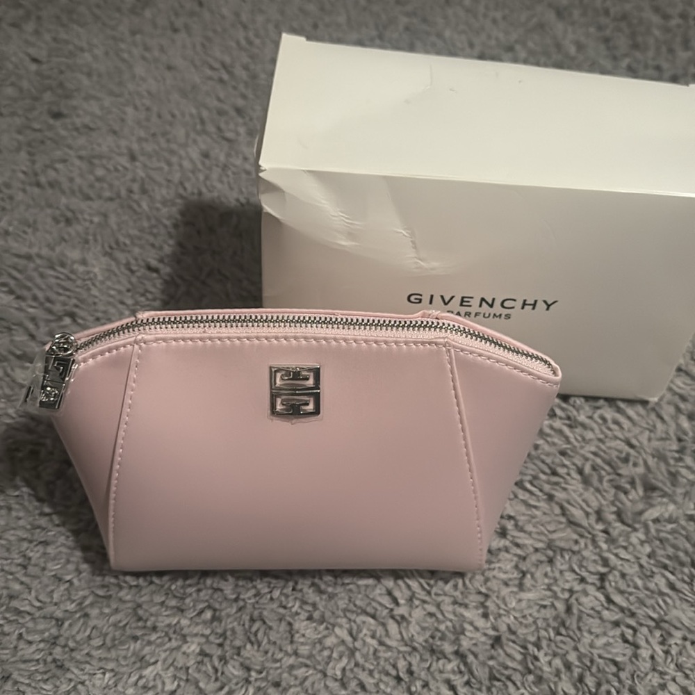 GIVENCHY'S ICONIC NUDE pouch - Picture 3 of 4